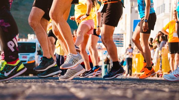 Juoksijoiden jalkoja maratonilla
